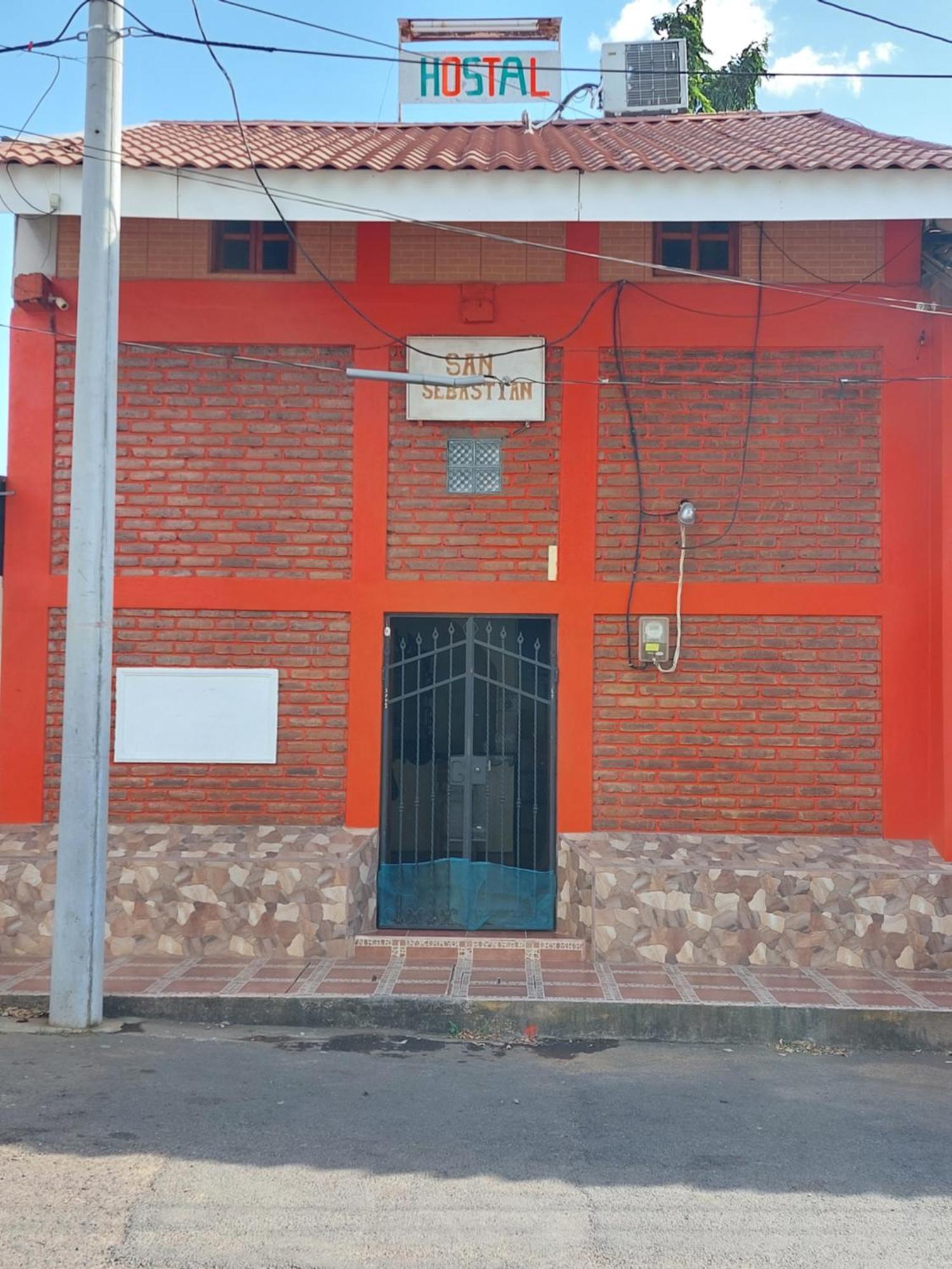 Hostal Ruinas de San Sebastián Hotel Leon Bagian luar foto